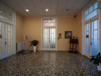 Percorriamo una scalinata che ci porta al primo piano: siamo in un�anticamera...